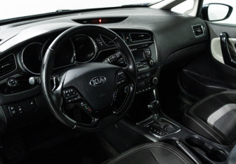 Подержанный автомобиль Kia Ceed Hatchback 2015 года (11 фото)