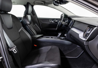 Подержанный автомобиль Volvo V60 Cross Country 2020 года (23 фото)