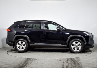Подержанный автомобиль Toyota RAV4 2020 года (4 фото)