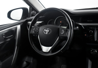 Подержанный автомобиль Toyota Corolla Sedan 2014 года (15 фото)