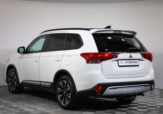 Подержанный автомобиль Mitsubishi Outlander 2021 года (6 фото)
