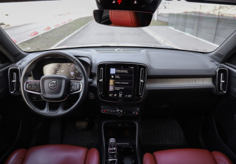 Подержанный автомобиль Volvo XC40 2019 года (10 фото)