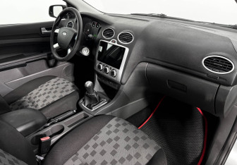 Подержанный автомобиль Ford Focus Sedan 2006 года (14 фото)