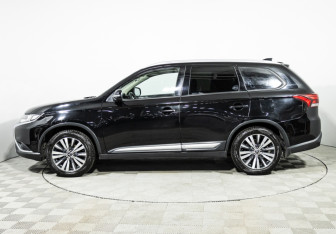 Подержанный автомобиль Mitsubishi Outlander 2018 года (8 фото)