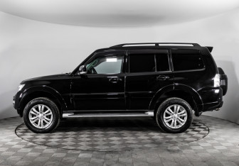 Подержанный автомобиль Mitsubishi Pajero 2015 года (9 фото)
