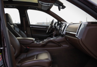 Подержанный автомобиль Porsche Cayenne 2015 года (32 фото)