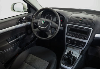 Подержанный автомобиль Skoda Octavia Liftback 2011 года (8 фото)