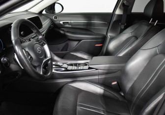 Подержанный автомобиль Hyundai Sonata 2021 года (10 фото)