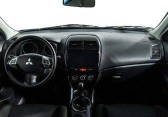 Подержанный автомобиль Mitsubishi ASX 2011 года (12 фото)