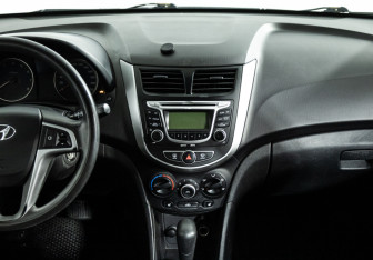 Подержанный автомобиль Hyundai Solaris Hatchback 2011 года (14 фото)