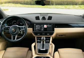 Подержанный автомобиль Porsche Cayenne 2020 года (22 фото)