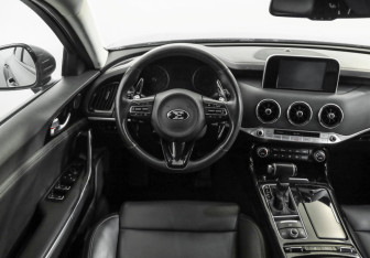 Подержанный автомобиль Kia Stinger 2018 года (11 фото)