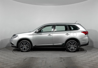 Подержанный автомобиль Mitsubishi Outlander 2016 года (8 фото)