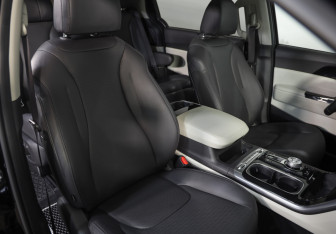 Подержанный автомобиль Kia Carnival 2022 года (31 фото)