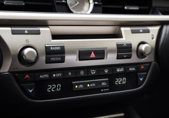 Подержанный автомобиль Lexus ES 2016 года (17 фото)
