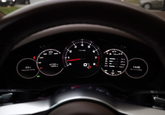 Подержанный автомобиль Porsche Cayenne 2019 года (13 фото)