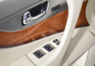 Подержанный автомобиль Infiniti QX70 2014 года (10 фото)