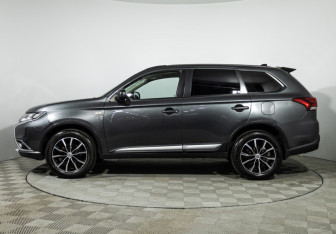Подержанный автомобиль Mitsubishi Outlander 2015 года (8 фото)