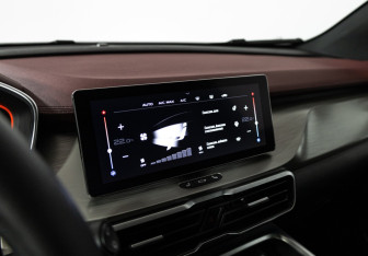 Подержанный автомобиль Geely Coolray 2023 года (16 фото)