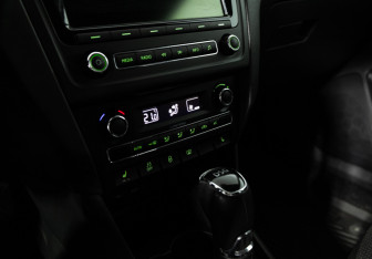Подержанный автомобиль Skoda Rapid Liftback 2014 года (15 фото)