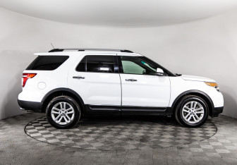 Подержанный автомобиль Ford Explorer 2014 года (4 фото)