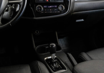 Подержанный автомобиль Mitsubishi Outlander 2012 года (13 фото)