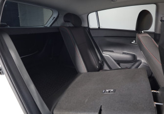 Подержанный автомобиль Kia Rio Hatchback 2021 года (14 фото)