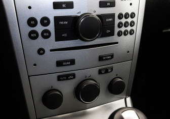 Подержанный автомобиль Opel Astra Hatchback 2010 года (15 фото)