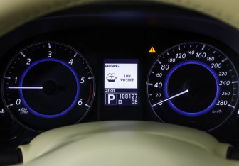 Подержанный автомобиль Infiniti FX 2012 года (13 фото)