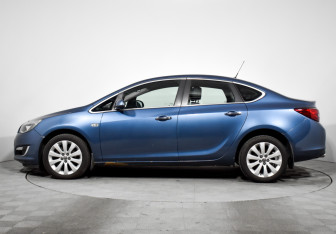 Подержанный автомобиль Opel Astra Sedan 2013 года (8 фото)