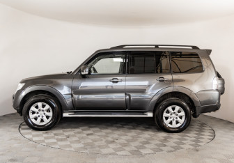 Подержанный автомобиль Mitsubishi Pajero 2012 года (8 фото)