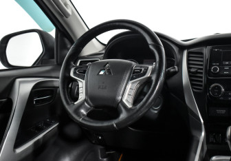 Подержанный автомобиль Mitsubishi Pajero Sport 2019 года (14 фото)