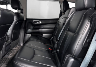 Подержанный автомобиль Nissan Pathfinder 2015 года (12 фото)