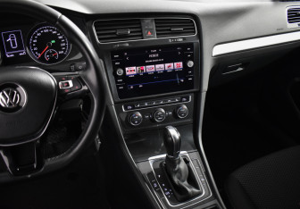 Подержанный автомобиль Volkswagen Golf Wagon 2017 года (19 фото)