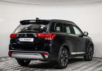 Подержанный автомобиль Mitsubishi Outlander 2022 года (5 фото)