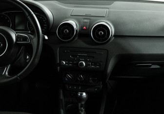 Подержанный автомобиль Audi A1 2012 года (14 фото)