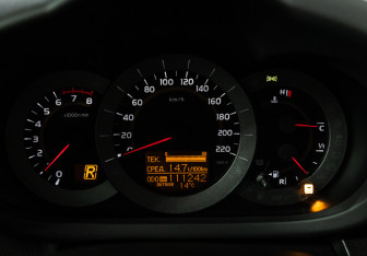 Подержанный автомобиль Toyota RAV4 2011 года (12 фото)