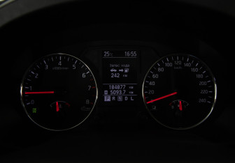 Подержанный автомобиль Nissan X-Trail 2011 года (12 фото)