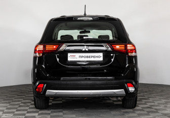 Подержанный автомобиль Mitsubishi Outlander 2016 года (6 фото)