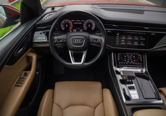 Подержанный автомобиль Audi Q8 2020 года (13 фото)