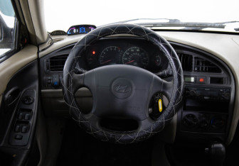 Подержанный автомобиль Hyundai Elantra Sedan 2000 года (10 фото)