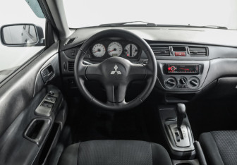 Подержанный автомобиль Mitsubishi Lancer Wagon 2007 года (11 фото)