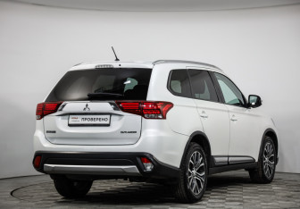 Подержанный автомобиль Mitsubishi Outlander 2015 года (5 фото)