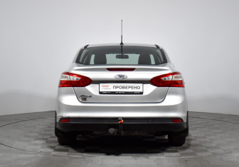 Подержанный автомобиль Ford Focus Sedan 2011 года (6 фото)