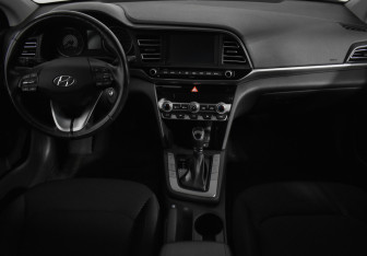 Подержанный автомобиль Hyundai Elantra Sedan 2019 года (12 фото)