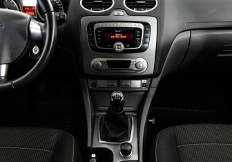 Подержанный автомобиль Ford Focus Hatchback 2011 года (12 фото)