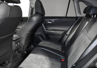 Подержанный автомобиль Toyota RAV4 2024 года (12 фото)