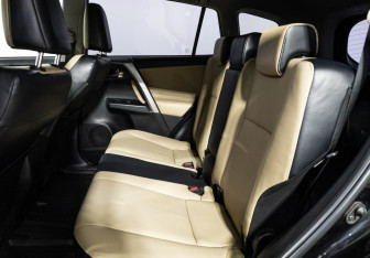 Подержанный автомобиль Toyota RAV4 2017 года (10 фото)