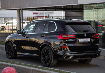 Подержанный автомобиль BMW X5 2020 года (8 фото)