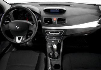 Подержанный автомобиль Renault Fluence 2011 года (13 фото)